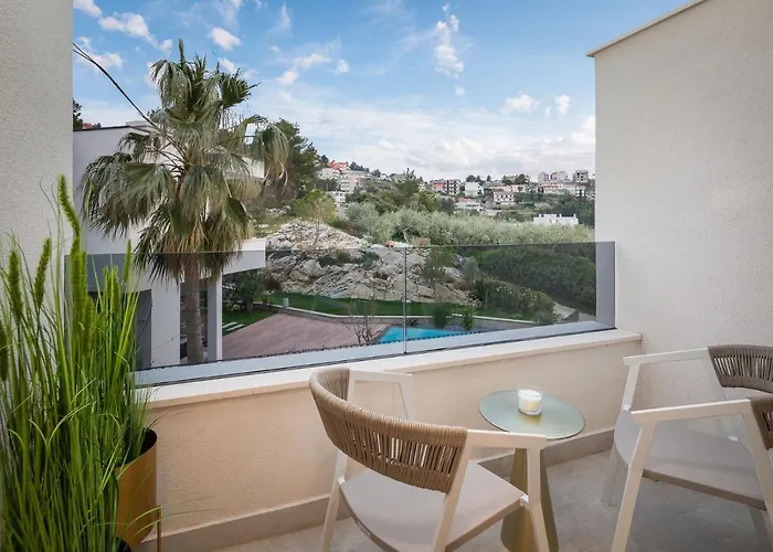 Www Villagoldenhill Com
